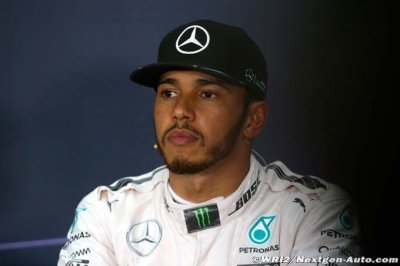 Hamilton très distrait en conférence de presse