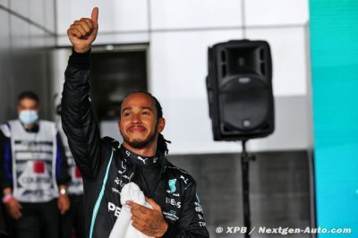 Hamilton claims Qatar pole position 4 tenths clear of Verstappen 