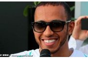 Hamilton scoffs at Vettel-to-Mercedes rumour