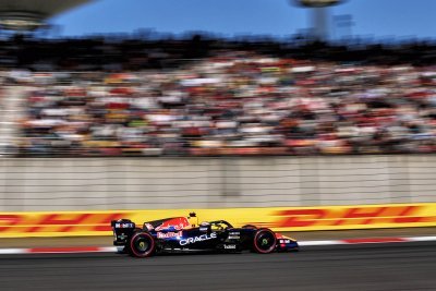 Verstappen et Hadjar ’ne peuvent pas attaquer’ et tentent de ’survivre’ en Chine