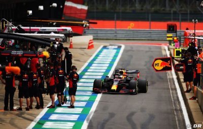 Verstappen reconnaît qu’attaquer les Mercedes aurait pu être du ’suicide’