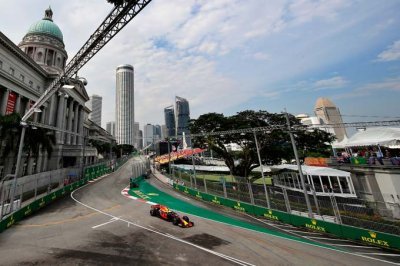 Singapore, FP1: Ricciardo tops first practice