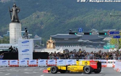 Renault F1 wows the crowds in the streets of Seoul