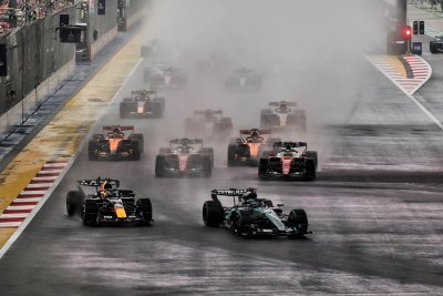Verstappen remporte le Sprint F1 de Singapour devant les Ferrari, crash de Russell