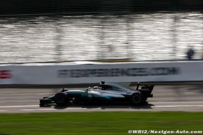 Hamilton takes pole in Australia as home favourite Ricciardo crashes out