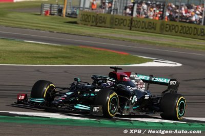 Hamilton gagne à Silverstone malgré un accrochage avec Verstappen