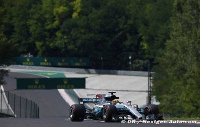 Hamilton en deuxième ligne derrière les Ferrari
