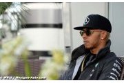 Hamilton surpris en train de téléphoner au volant