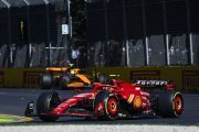 Sainz gagne en Australie, Ferrari signe le doublé et Verstappen abandonne
