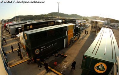 Un camion Team Lotus prend feu dans le paddock