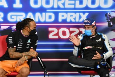 Alonso se voit rester en F1 ‘deux ou trois ans’ et évoque ses regrets sur Hamilton