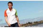 Di Resta paddles with shark before F1 debut