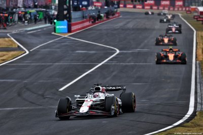 Verstappen n’a ’rien lâché’ et se félicite d’une victoire ’importante’