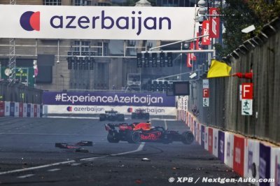 Masi va discuter avec les pilotes des doubles drapeaux jaunes