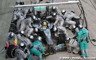 Three teams beat old McLaren pitstop record