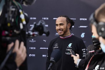 Hamilton promet de ’travailler plus dur’ pour contrer Russell