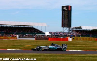 Hamilton décroche la pole devant les siens