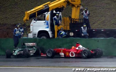 Brazil moves tractor after Bianchi crash