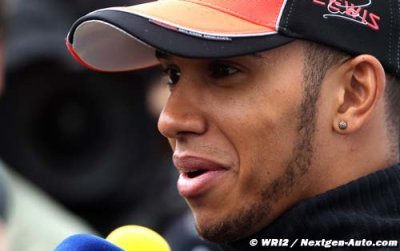 Hamilton, Ferrari exchange flirts in summer break