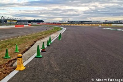 Silverstone rallonge le vibreur dans le virage de Chapel