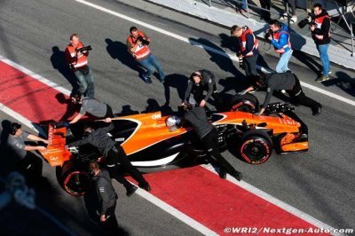 Alonso ’not happy’ as McLaren breaks down