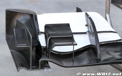 Broken front wings for Kobayashi in practice