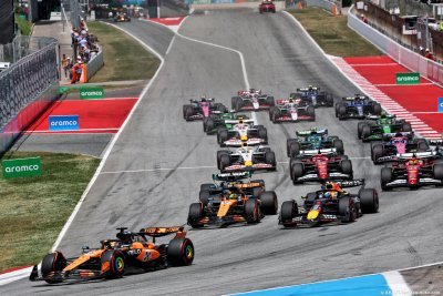 Piastri emmène un doublé McLaren F1 en Espagne, Verstappen pète les plombs