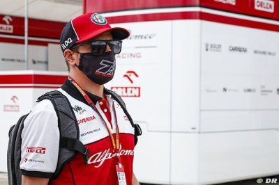 Raikkonen plays down pressure on Vettel