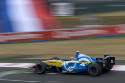 Renault et Alonso en démonstration avec la R25 de 2005 à Abu Dhabi