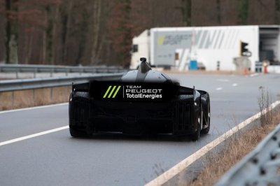 La Peugeot 9X8 des 24 Heures du Mans a pris la piste