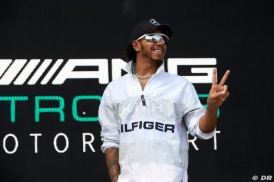 Hamilton hits back at critical Rosberg