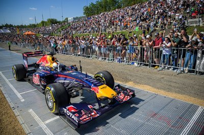 Vettel ’still in contact’ with Red Bull team