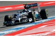 Rosberg gagne en solitaire devant son public