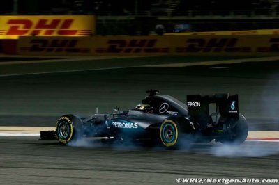 Hamilton sets fastest ever Sakhir lap to edge Rosberg for pole