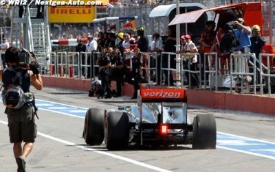 Hamilton denies Red Bull, Ferrari rumours