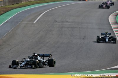 Villeneuve tips Mercedes to keep winning in 2022