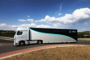 Les camions de Mercedes F1 adoptent le biocarburant : écologique… et économique !