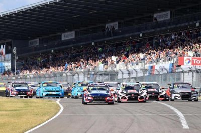 Nurburgring, Race 1: Michelisz makes first turn pass for victory