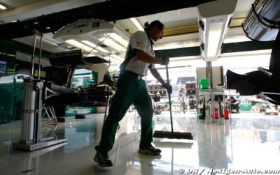 Lotus eyes 15 more staff for F1 team