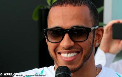Hamilton scoffs at Vettel-to-Mercedes rumour