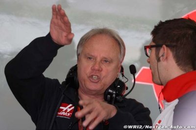 Gene Haas discute avec plusieurs pilotes