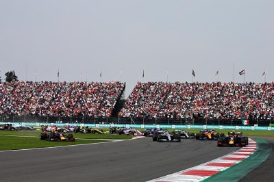 Hamilton hits out at ’silly’ Verstappen style