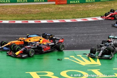 Verstappen&nbsp;: Encore une fois, je suis touché par une Mercedes...
