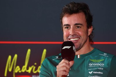 ’Pas bientôt’&nbsp;: Alonso s’amuse et joue avec les médias sur son avenir