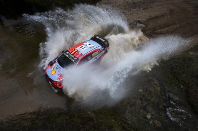 Argentina, friday: Neuville grabs late lead