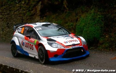 Kubica takes to the tarmac