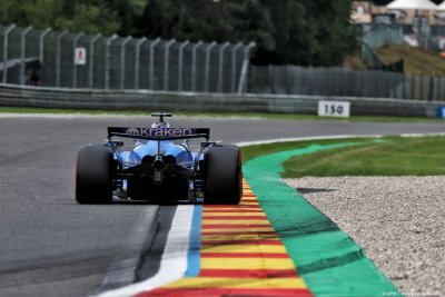 Albon sourit après une séance sans problème, Sainz trouve sa qualification ’bizarre’