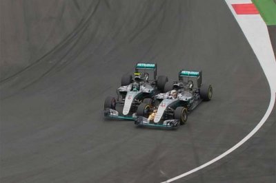 Hamilton et Rosberg n’ont pas le même point de vue sur leur accrochage
