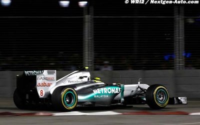 Rosberg dans les points, Schumacher dans le mur
