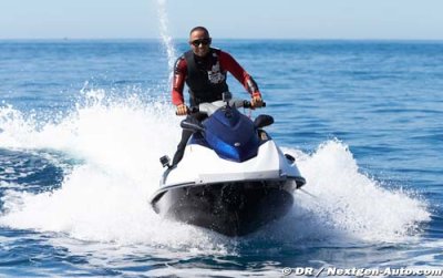 Mercedes clarifies Hamilton jet-ski incident